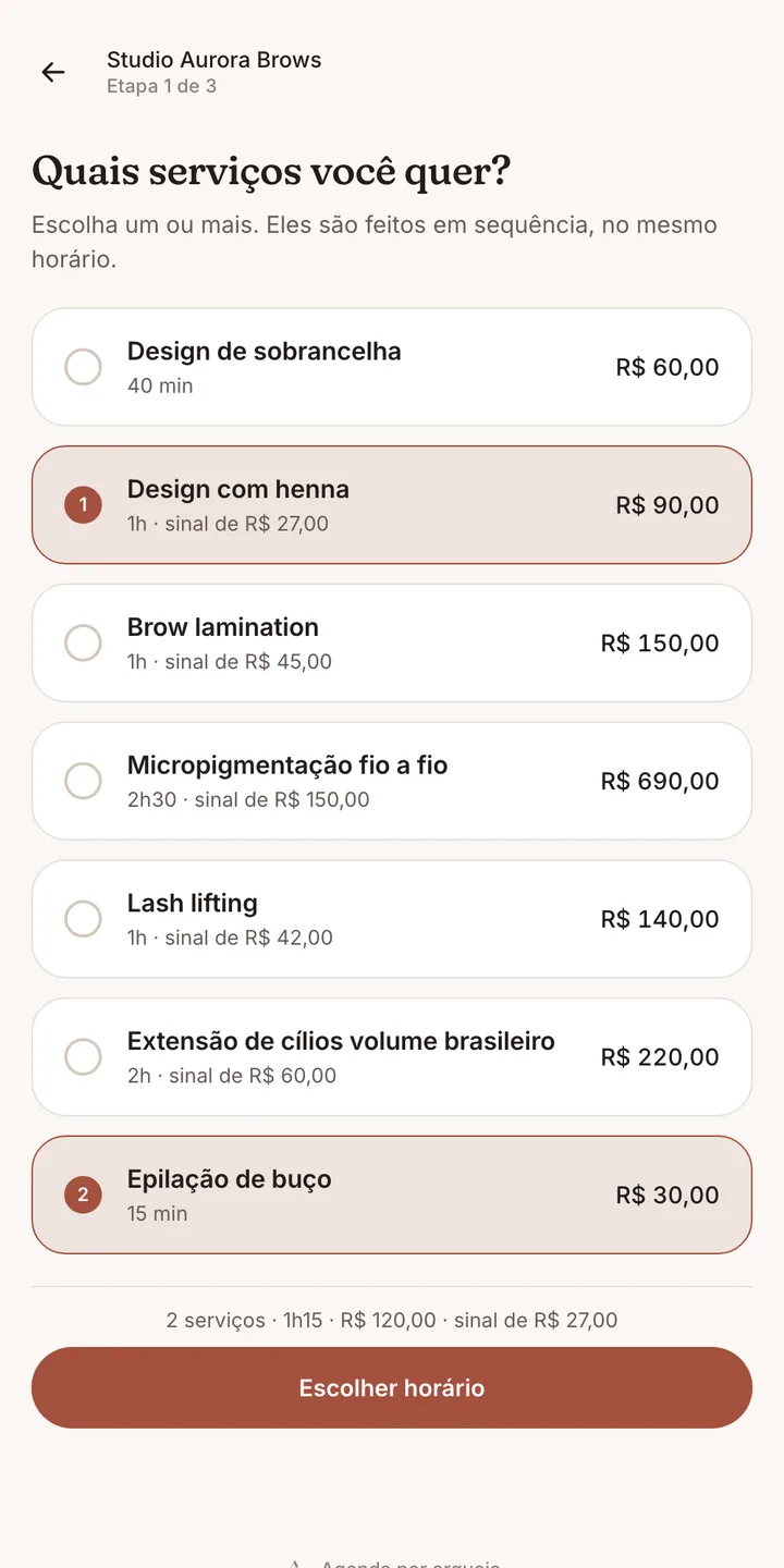 A página de agendamento no celular da cliente: Design com henna e Epilação de buço escolhidos, 1h15, R$ 120,00.